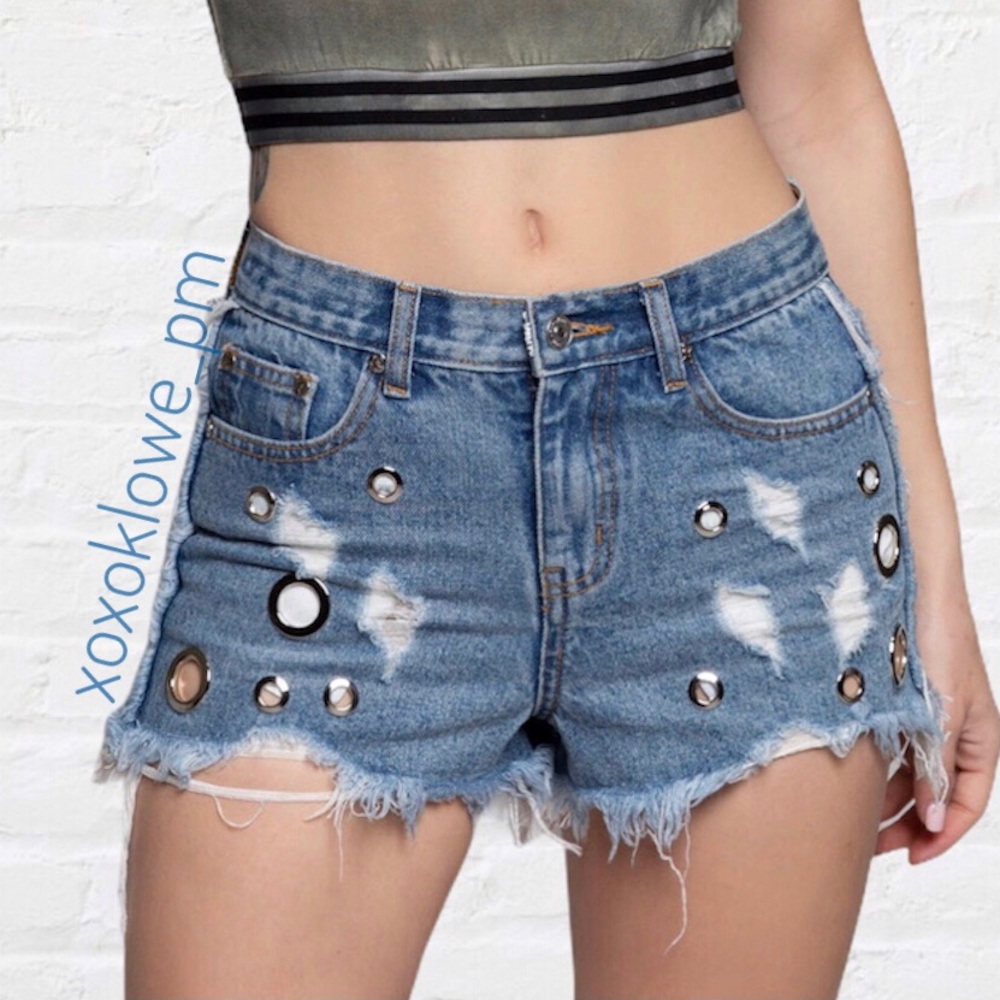 POL Retro 90’s Grunge Distressed Denim + Grommet Frayed Hem Shorts - Picture 4 of 15